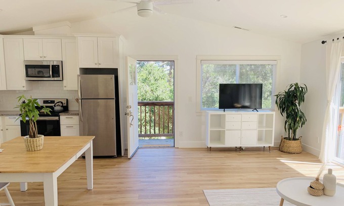La Selva Beach Apartment | Beach Town Country Stay - 10 minute drive to the beach!