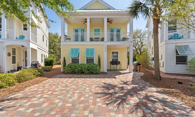 Villages of Crystal Beach House | Beach Trolley, Beautiful Neighborhood Pool, Close to Shops