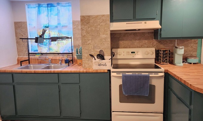 St. Petersburg - Clearwater House | Beach Vibes 2-bedroom house 1 bath. with AC, WiFi in delightful St. Petersburg