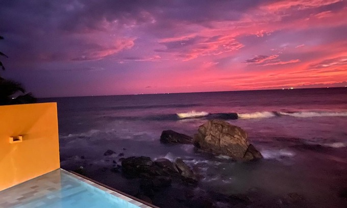 Kaduruduwa Villa | Beach villa with an infinity pool at the heart of Unawatuna