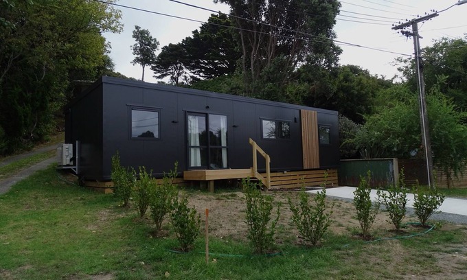 Raumati South House | Beach Village retreat 5Min Walk to Beach & 2-Min to Village w/Cafes & Live Music