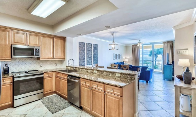 Fort Walton Beach Condo | Beachfront 3BR ~ Huge Balcony ~ 2 Pools - Free Beach Searvice