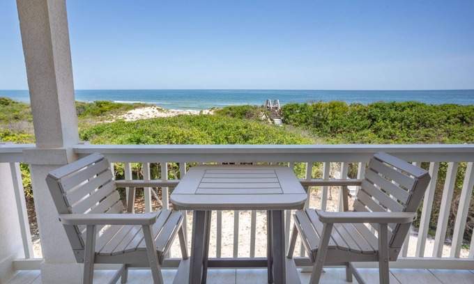 Plantation House | Beachfront, 5BR/4BA Sleeps 10, 3 Community Pools!