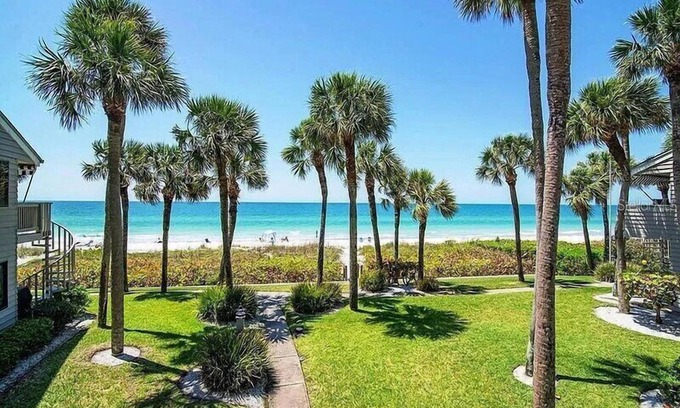 Belleair Beach Condo | Beachfront Aldea 18 in Belleair Beach