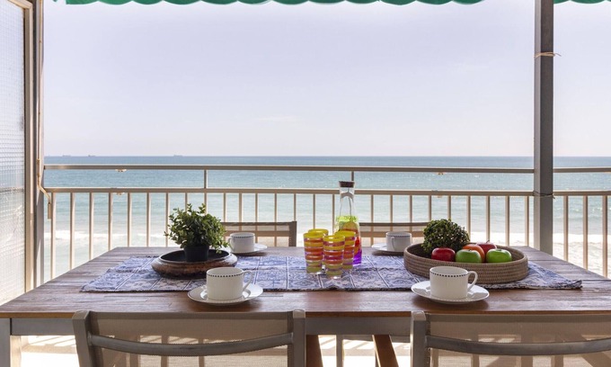 La Pineda Apartment | Beachfront Apartment with Terrace, A/C, WiFi & Near PortAventura in La Pineda