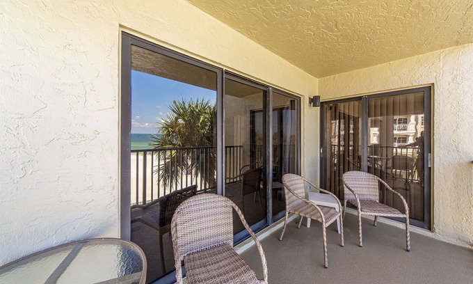 Redington Shores Condo | Beachfront Balcony Views - 2b 2b - The Shores #301