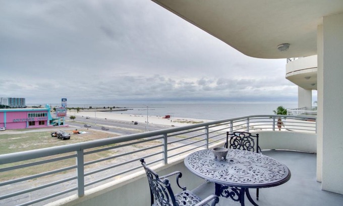 Biloxi Apartment | Beachfront Biloxi Condo Balcony and Community Perks
