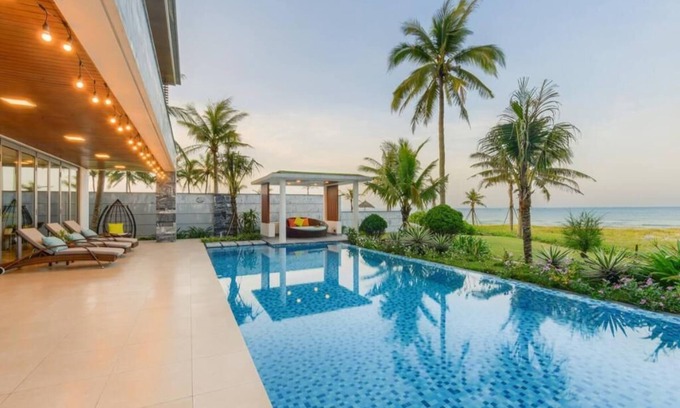 Ngu Hanh Son House | Beachfront Bliss: Lux Pool Villa with Gardennn