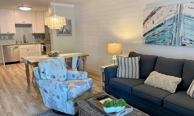 Palmetto Dunes Condo | Beachfront Complex - 3 Pools & Tennis - King Bed