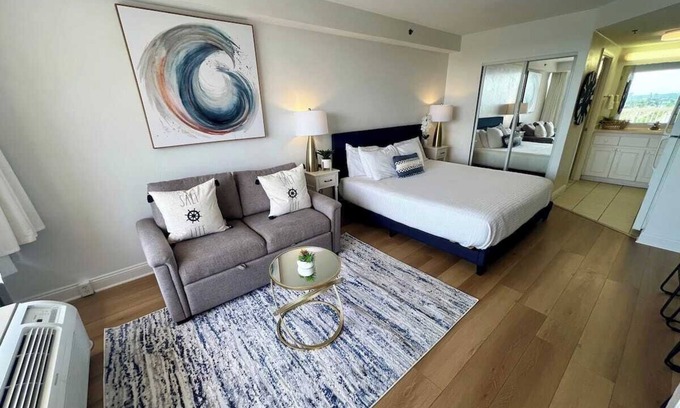 Ortona Park Condo | Beachfront - City View - King bed