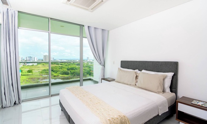 Marbella Apartment | Beachfront apartment + wifi + swimming pool