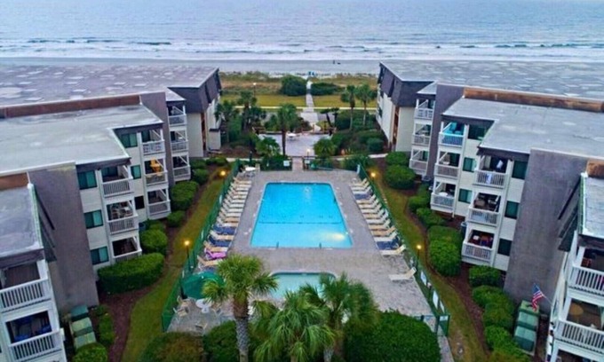 Myrtle Beach Condo | Beachfront condo-clean & bright. Beach access, ocean view, pools & nearby golf.