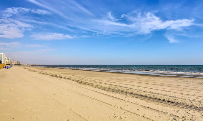 Downtown Myrtle Beach Apartment | Beachfront Condo in Myrtle Beach w/Pool Access