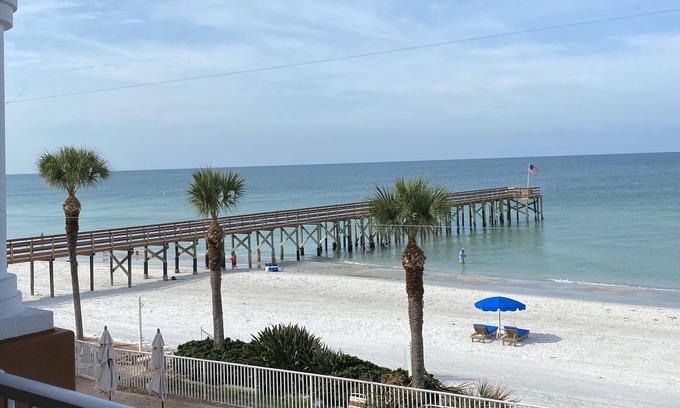 Redington Beach Condo | Beachfront Condo at La Contessa!, 3BD/3BA, Poolside Cabana, Private Fishing Pier