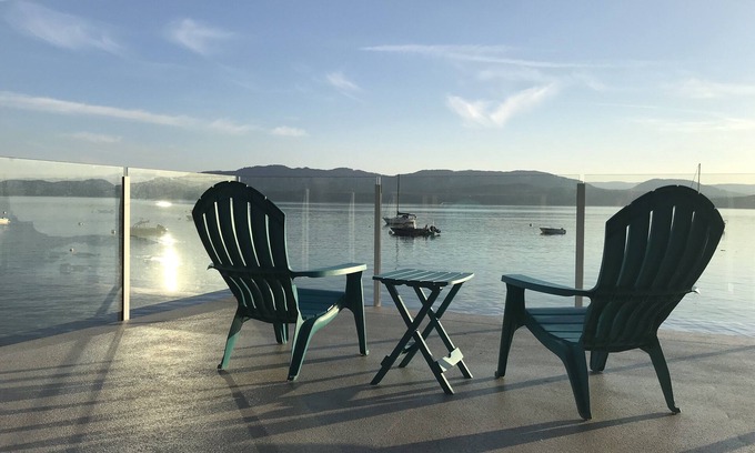 North Saanich House | Beachfront cottage with hot tub close to ferry and airport.
