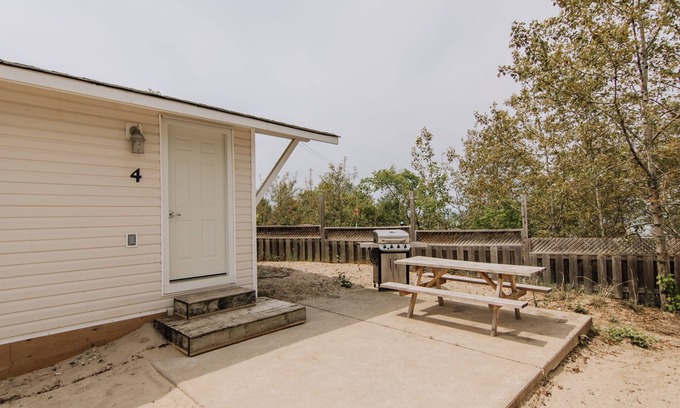 Wasaga Beach Cottage | BEACHFRONT COTTAGE IN WASAGA BEACH - SANDPIPER BEACH RESORT - COTTAGE # 4