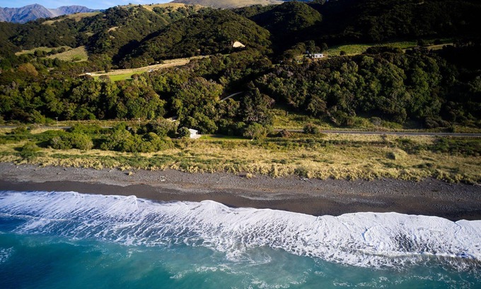 Hapuku Cottage | Beachfront Cottage Manganaunu - Cosy, Secluded Cottage