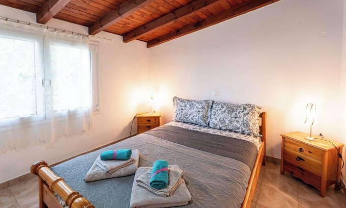 Malakonta House | Beachfront Cottage with Spectacular Evian Gulf Views – 3 Minutes from Eretria