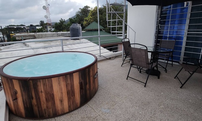 Paraiso Apartment | Beachfront Duplex Apt+Private Jacuzzi+2 QBed+2bath+AC+Wifi+HotWater+Pet Friendly