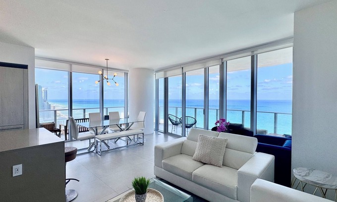 Hollywood South Central Beach Condo | Beachfront Getaway – Stylish 2BR with Direct Views