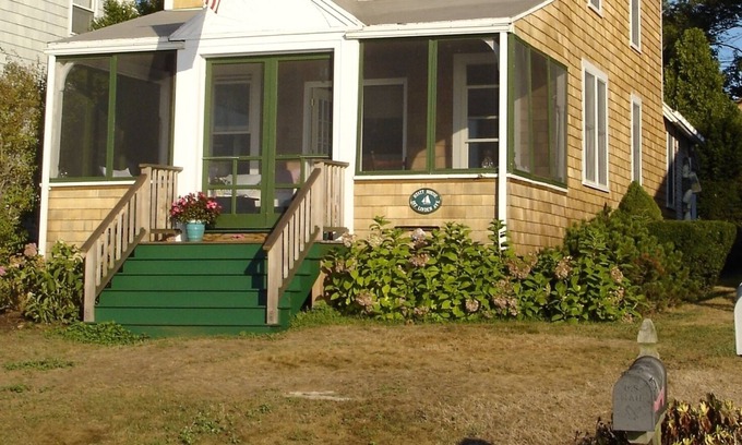 Branford House | Beachfront House in Pawson Park