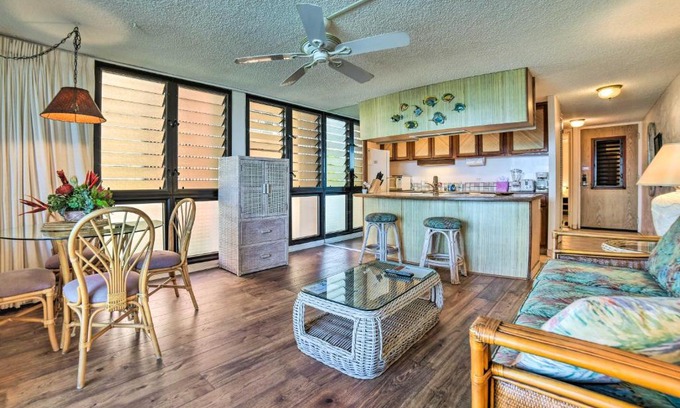 Honokowai Apartment | Beachfront Lahaina Condo Pool and Grill Access