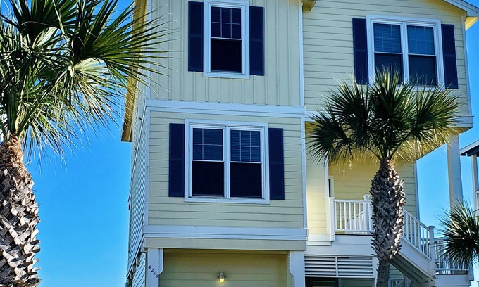 Galveston House | Beachfront luxury - 4 bedroom w/3 king beds amazing views