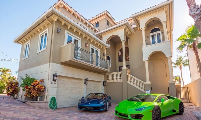Birch Park Finger Streets House | Beachfront Mansion. Ocean Views. Walk to restaurants, shops, park, water taxi…