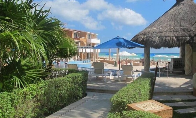 Playacar Fase I Condo | BEACHFRONT ! Ocean View ! GROUND LEVEL !