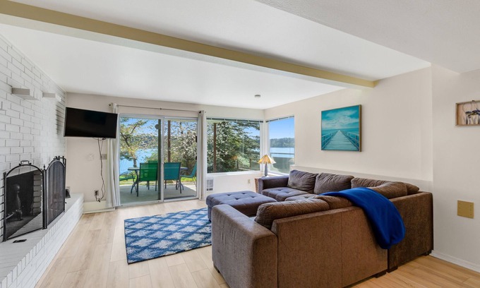 Freeland Apartment | Beachfront retreat w/bay views, covered patio, & more
