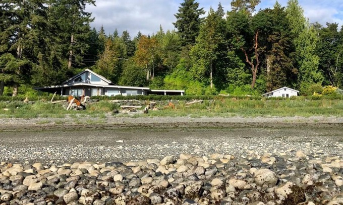 Regional District of Nanaimo Apartment | Beachfront Seasuite Near Qualicum Boasts Stunning View