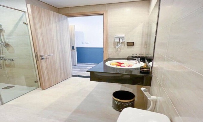Duong To Villa | Beachfront swimming pool villa Marina resort Beautiful with kitchen