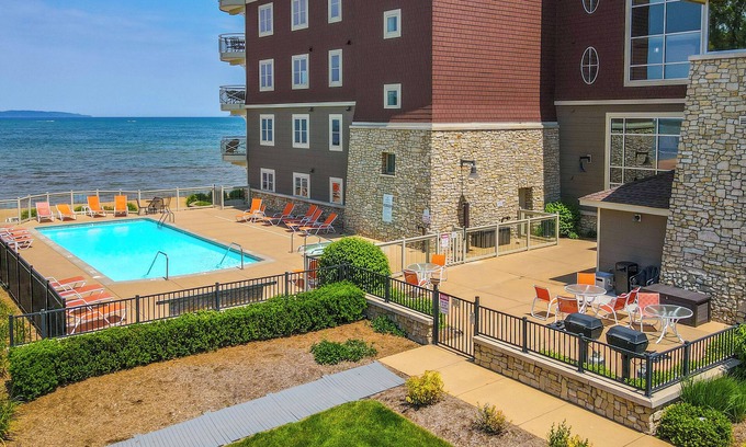 Traverse City Condo | Beachfront Traverse City Resort Condo w/Pool