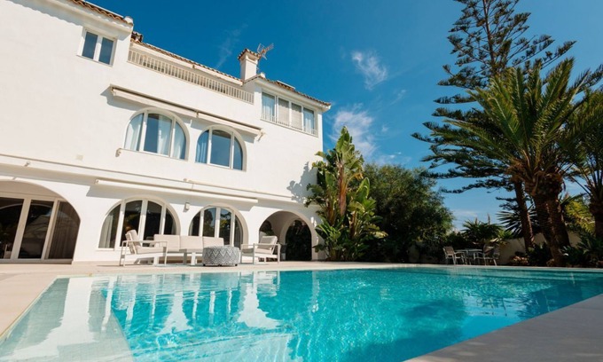 Urbanizacion Costabella Villa | Beachfront villa with heated pool in Costabella, Marbella