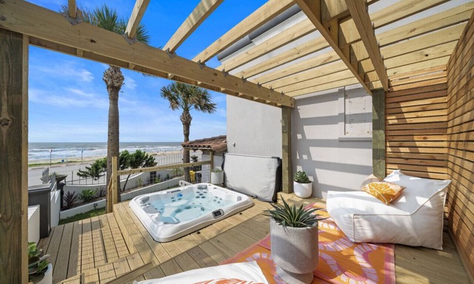 San Jacinto Condo | Beachfront w/Resort Pool
