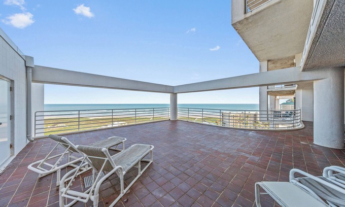 South Padre Island Condo | Beachfront w/LRG balcony & views of beach & bay!