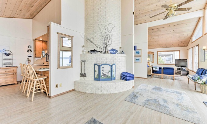 Bells Beach Cottage | Beachfront Whidbey Island Home + Apartment!