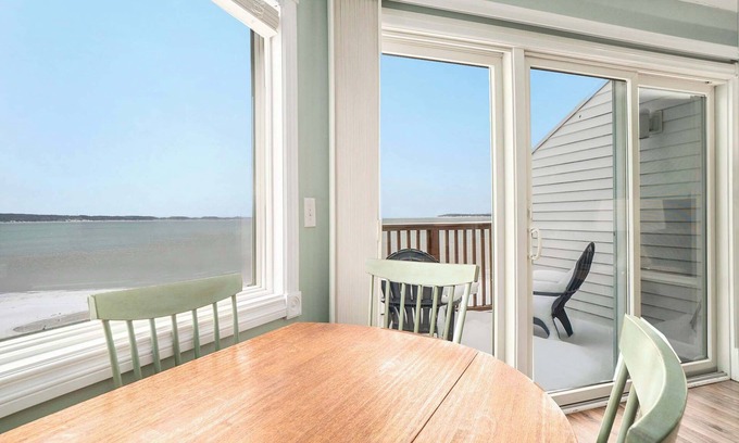 Traverse City Condo | Beachside 325 Waterfront Condo