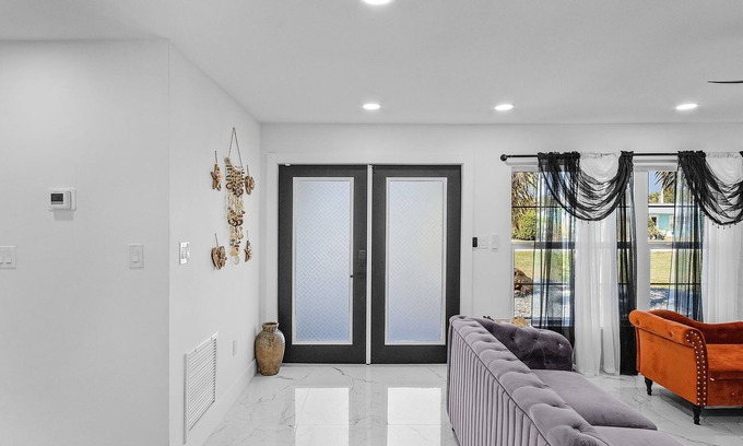 Iona House | Beachside Bliss: 3.7 Miles to Beach 4.2 Miles to Sanibel Causeway Pool Table