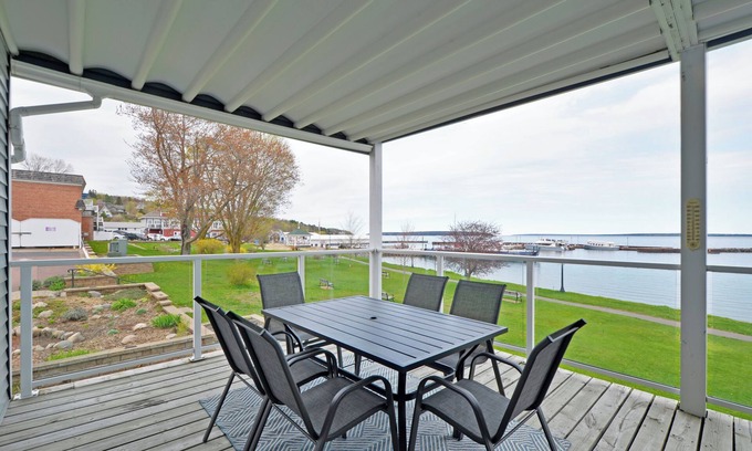 Bayfield Condo | Beachside Bliss | Airy Vibes and Island Views
