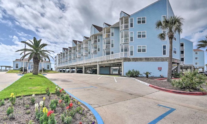 Galveston Apartment | Beachside Condo with Pool and Hot Tub in Galveston!