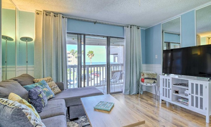 North Beach Apartment | Beachside Corpus Christi Condo with Amenities!