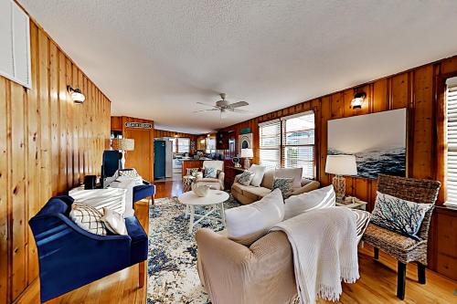 Long Beach House | Beachside Cottage