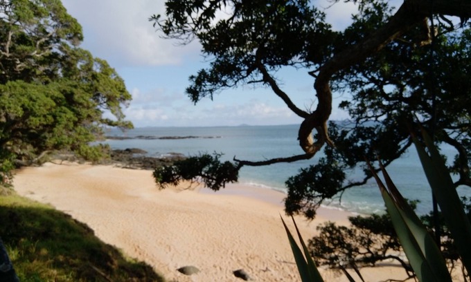 Cable Bay Apartment | Beachside Hideaway - by the surf & sand of LIttle Cable Bay - pet friendly!
