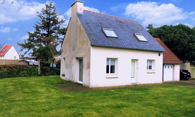 Pleumeur-Bodou House | Beachside House with Garden & WiFi, 400m from Shore in Pleumeur-Bodou
