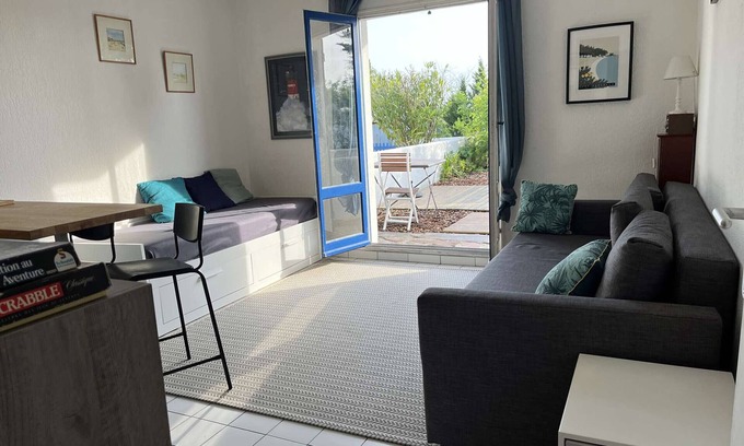 La Gueriniere Apartment | Beachside Studio with Garden, BBQ, and Near Cycling Path