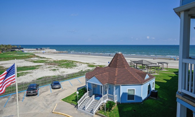 Galveston Condo | Beachside/Top Flr/Sunrise-Ocean Views/Prvt Beach Access/Pool/W&D/Parking Garage