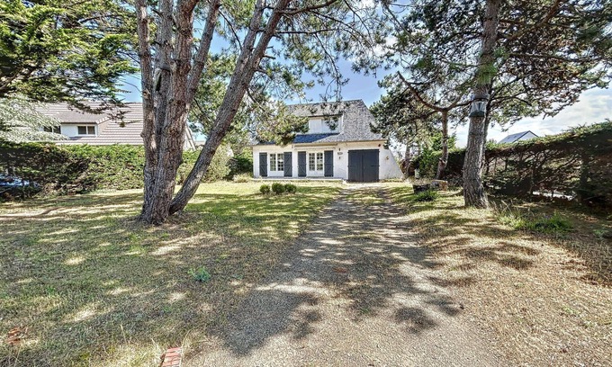 Jullouville House | Beachside Villa with Garden, Free Wifi & BBQ – Close to Shops & Attractions