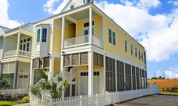 Galveston House | Beachtown Beauty on East End