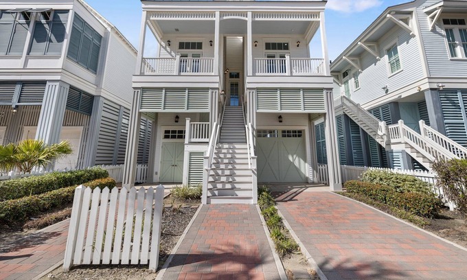 Galveston Cottage | Beachtown Chic Cottage - 4 Bed/3 Baths - With a view of the ship channel!